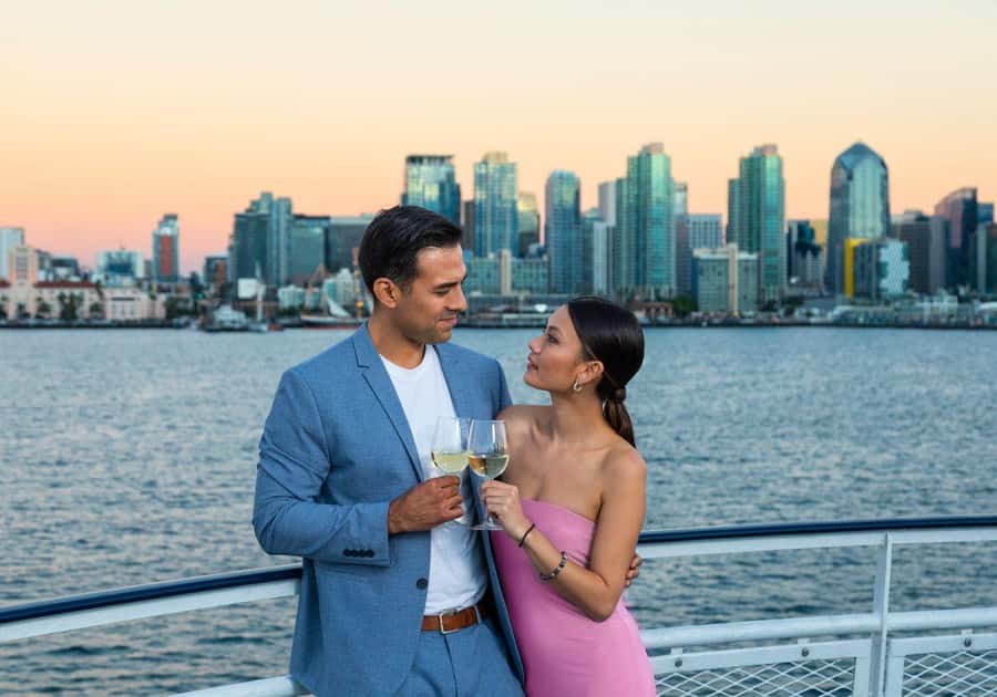 San Diego: Buffet Dinner Cruise with Drinks - The buffet: seasonal food with a holiday feel