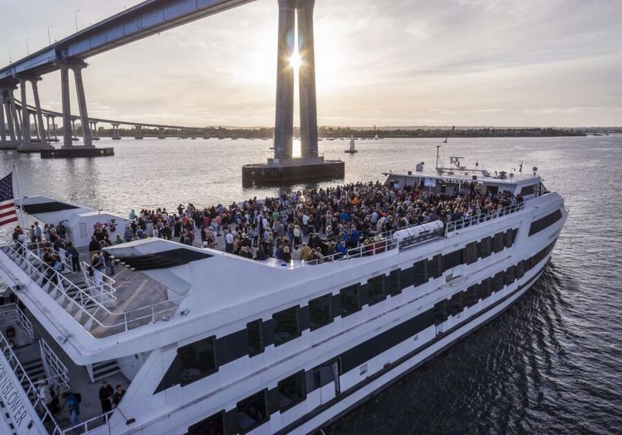 San Diego: Christmas Day Buffet Brunch or Dinner Cruise - A Christmas meal that leaves the restaurant behind
