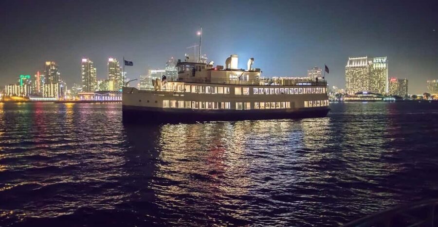 San Diego: New Year's Eve Early Buffet Dinner Cruise - A holiday buffet with plenty of choice