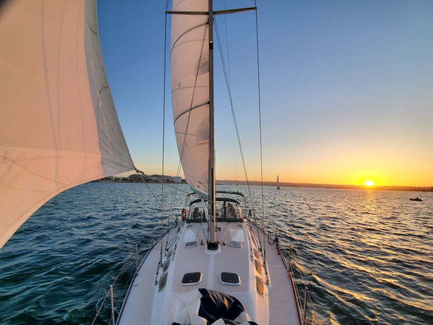 San Diego: San Diego Bay Sunset & Daytime Sailing Experience - Day sailing or sunset sailing?