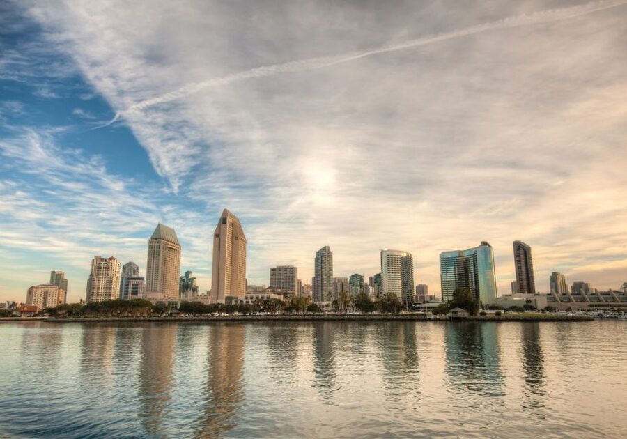 San Diego: Thanksgiving Day Buffet Brunch or Dinner Cruise - The service and holiday atmosphere